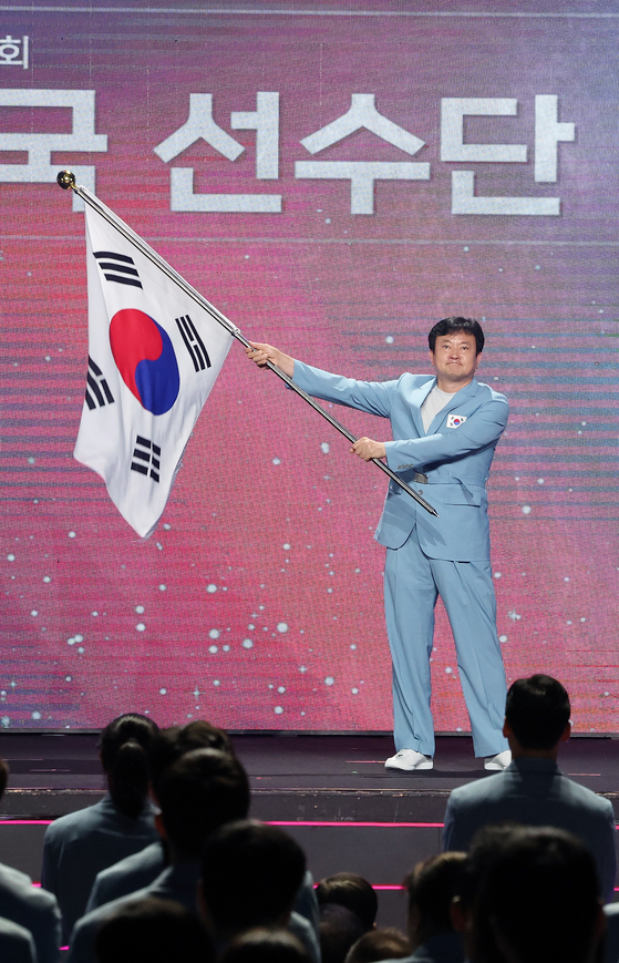 Chef de Mission Jeong Gang-sun waves a Korean flag at the Paris Olympics launch ceremony at Olympic Hall in southern Seoul on Tuesday. [NEWS1]