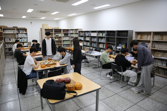 Students enrolled in Myongji University's Department of Baduk Studies practice playing Go on the university's campus in Yongin, Gyeonggi. [JOONGANG ILBO]