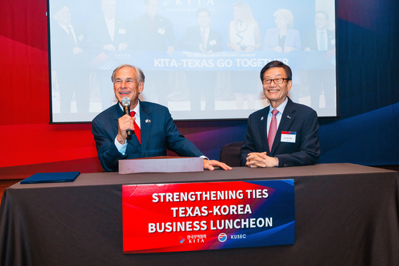 Texas Gov. Greg Abbott with Korea International Trade Association Chairman Yoon Jin-sik during a luncheon on Monday [OFFICE OF THE TEXAS GOVERNOR]