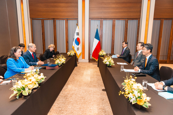 Texas Gov. Greg Abbott, center on the left, and SK Signet CEO Shin Jung-ho, third from left on the right, hold a meeting on Monday. [OFFICE OF THE TEXAS GOVERNOR]