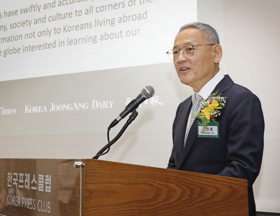 Culture Minister Yu In-chon speaks during a ceremony marking the Foreign Language Newspapers Association of Korea's ninth anniversary on Tuesday at the Korea Press Center in central Seoul. [PARK SANG-MOON]