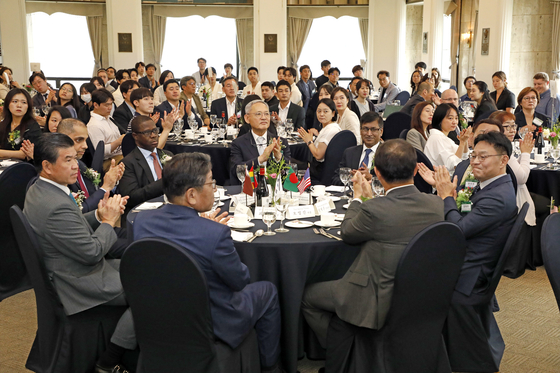 Guests in the head table, including Culture Minister Yu In-chon, center, congratulate the recipients of the association's award in a ceremony marking the association's ninth anniversary at the Korea Press Center in central Seoul. [PARK SANG-MOON] 