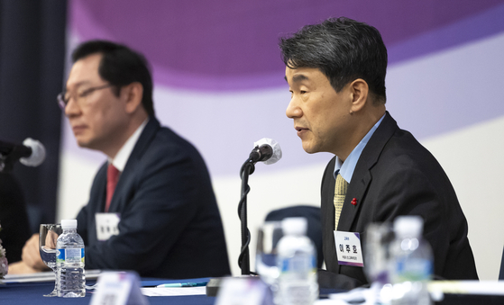 Lee Ju-Ho, deputy prime minister and education minister, speaks at the Korean Council for University Education conference in January. The undeclared major program is one of Minister Lee's main policy goals. [YONHAP]
