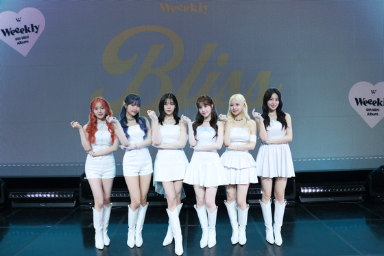 Girl group Weeekly poses for the cameras at Shinhan Sol Pay Square in Mapo District, western Seoul on July 9. [IST ENTERTAINMENT]