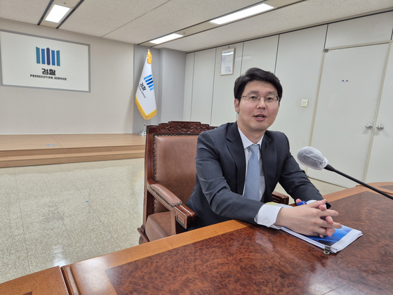 Prosecutor Lee Hong-seok explains the workings of a recently captured drug ring at a briefing room at the Busan District Prosecutors’ Office in Busan on Friday. [JOONGANG ILBO]
