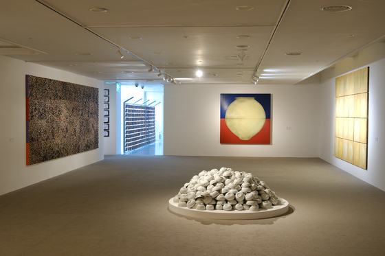 Installation view of ″Journey Home," the solo exhibition of Kang Ik-joong at the Cheongju Museum of Art. Here shows his moon jar-related artworks. [CHEONGJU MUSEUM OF ART]
