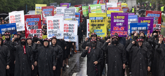 National Samsung Electronics Union hold a rally on Monday in front of the company's HWaseong manufacturing facilities in Gyeonggi. [NEWS1]