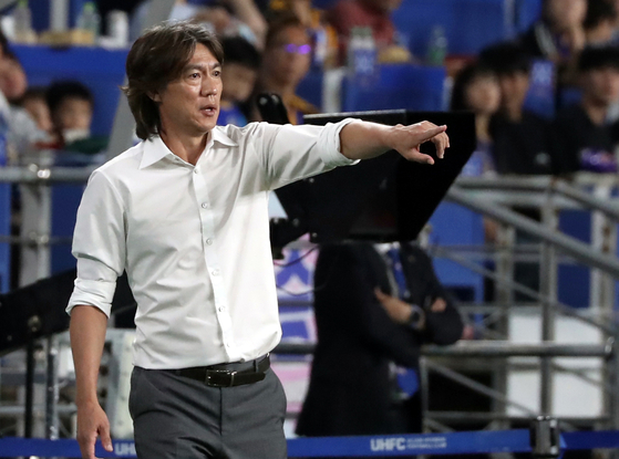 Hong Myung-bo reacts while coaching Ulsan HD in a game against Jeju United at Munsu Football Stadium in Ulsan on July 21, 2023.  [NEWS1]