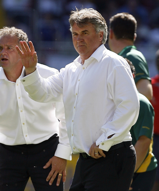 Australia manager Guus Hiddink, also head of PSV Eindhoven, gestures in a match against Japan in their first round Group F World Cup match at Kaiserslautern's Fritz-Walter Stadium on June 12, 2006. Australia came from behind to win the match 3-1. [AFP/YONHAP]