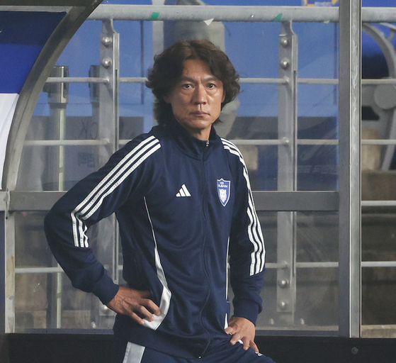 Hong Myung-bo watches a K League 1 match between Ulsan HD and Gwangju FC at Munsu Football Stadium in Ulsan on Wednesday. [YONHAP]