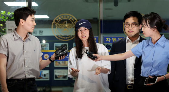 Min Hee-jin, CEO of girl group NewJeans' agency ADOR, answers questions from reporters after finishing the first session of questioning at the Yongsan Police Station, central Seoul, at around 10 p.m. on July 9. [NEWS1]