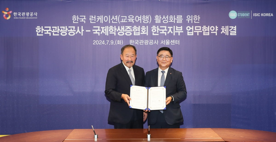 Lee Hak-ju, executive vice president of the KTO's international tourism division, left, and ISIC Korea CEO Kim Doo-soon pose for a photo after signing a memorandum of understanding on Tuesday. [KOREA TOURISM ORGANIZATION]