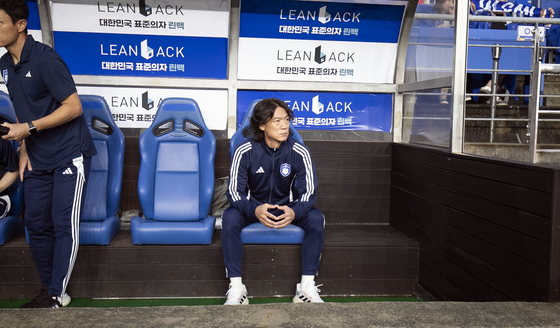 Ulsan HD manager Hong Myung-bo sits on the bench and watches the match between Ulsan HD and Gwangju FC at Munsu Football Stadium in Ulsan on Wednesday. [NEWS1] 