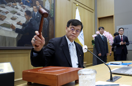 Bank of Korea Gov. Rhee Chang-yong bangs the gavel to open a Monetary Policy Committee meeting at the central bank in Seoul on May 23, 2024. [YONHAP]