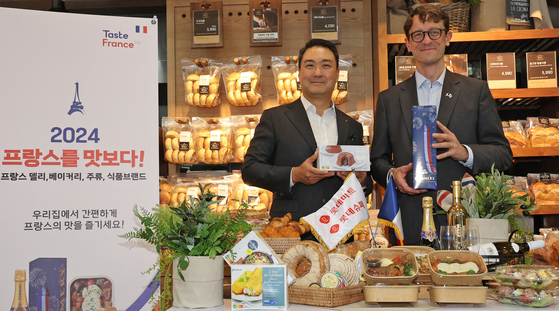 Lotte Mart CEO Kang Sung-hyun, left, and French Ambassador to Korea Philippe Bertoux announce Lotte Mart's French food sales event at the Zettaplex branch in Jamsil, southern Seoul, on Thursday.[NEWS1]