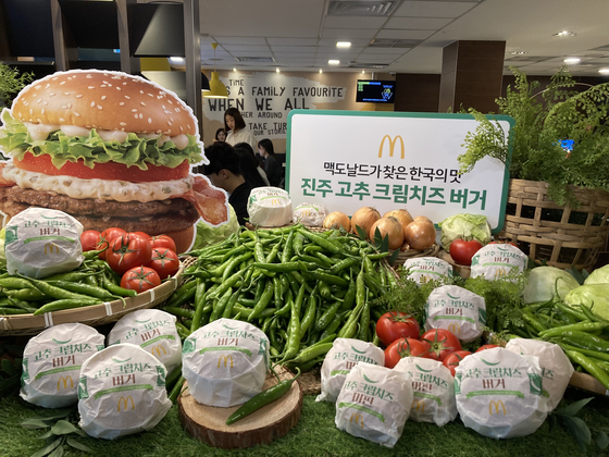 McDonald’s Korea held a tasting event for its new products under the Taste of Korea series at the Seongsu Station branch on Wednesday, a day before their release on Thursday. [KIM JU-YEON]