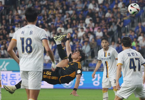 Ulsan HD striker Joo Min-kyu shoots with an overhead kick during a match against Gwangju FC at Munsu Football Stadium in Ulsan on Wednesday. [YONHAP]