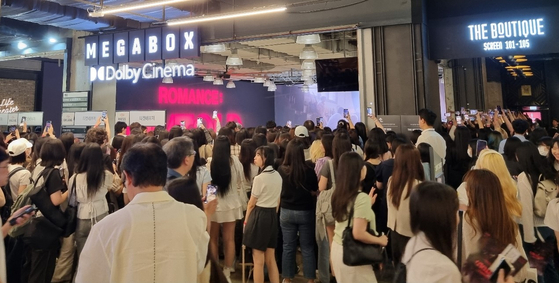 Fans clamor by the aisle to take a picture of the boy band outside the theater. [KIM MIN YOUNG]