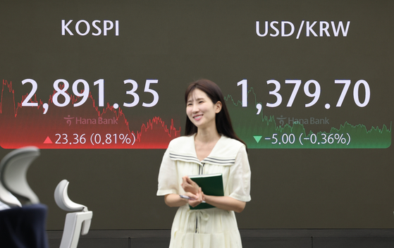 A screen in Hana Bank's trading room in central Seoul shows the Kospi closing at 2,891.35 points on Thursday, up 0.81 percent, or 23.36 points, from the previous trading session. [YONHAP]