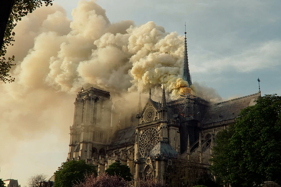 The augmented reality screen shows the fire at Notre-Dame de Paris in 2019. [HISTOVERY]