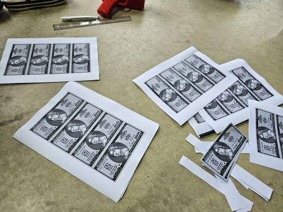 Pre-made dollar bills made by Ulsan HD fans for booing Hong Myung-bo [PAIK JI-HWAN]