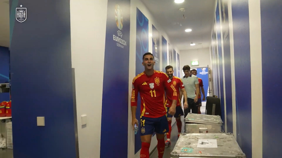 Spain celebrate reaching the Euros final. [ONE FOOTBALL]