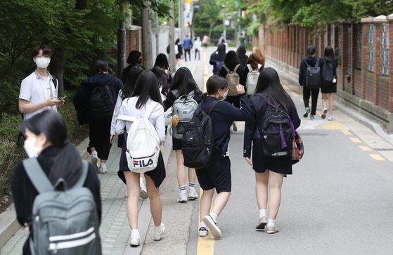 Students walk to school in a photo not related to the article. [YONHAP]