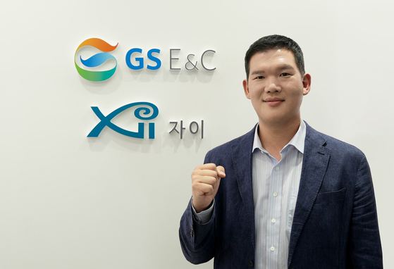 GS E&C CEO Huh Yoon-hong poses for the camera after announcing the firm's new vision on Friday. [GS E&C] 
