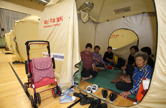  Residents affected by flooding in Yongchon-dong in Seo District, Daejeon, on Monday take a rest at a temporary shelter on Thursday. [NEWS1]