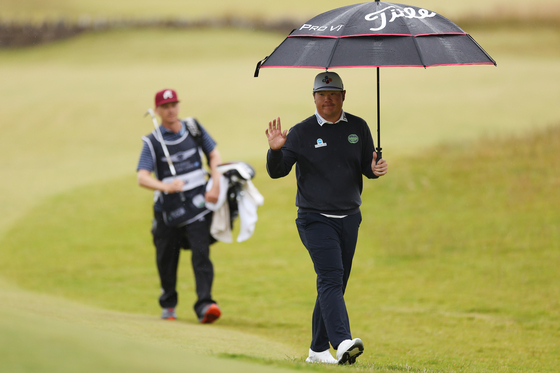 Im Sung-jae acknowledges the crowd on the 18th hole during day three of the Genesis Scottish Open at The Renaissance Club in North Berwick, Scotland on Saturday. [GETTY IMAGES]