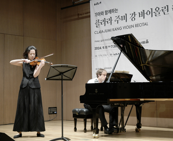 Clara-Jumi Kang, left, and pianist Ilya Rashkovskiy perform César Franck’s “Violin Sonata in A Major“ during a press conference at Geoam Art Hall in Gangnam District, southern Seoul, on Tuesday. [VINCERO]