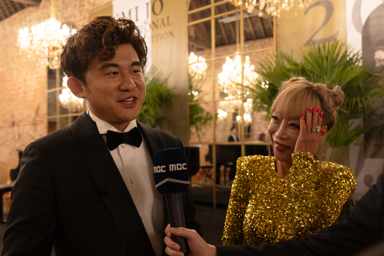 Chinese baritone Li Zihao, winner of the first Sumi Jo International Singing Competition, answers questions from the press on July 12 at the Chateau de La Ferte-Imbault. [NEWS1]