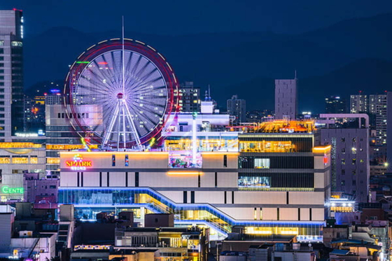 Spark Land in Jung District, Daegu, offers enjoyment with rides and sports activities, spanning indoor and outdoor sites across Red and Blue Zones. [JOONGANG ILBO]