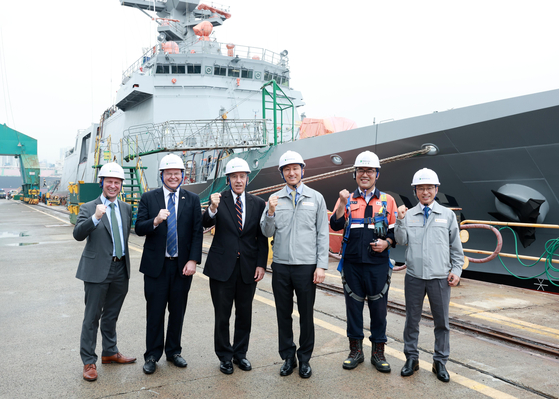 Philip Goldberg, U.S. ambassador to Korea, third from left; Nolan Barkhouse, consul general of the United States in Busan, second from left; HD Hyundai Vice Chairman Chung Ki-sun, third from right; and other officials pose for the photo at HD Hyundai Heavy Industries' Ulsan shipyard on Monday. [HD HHI]