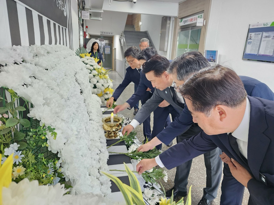 North Chungcheong Gov. Kim Young-hwan and provincial government officials lay flowers at the memorial altar for the victims of the Osong flood disaster at the Cheongju city government on Monday, marking the first anniversary of the tragedy. [NORTH CHUNGCHEONG PROVINCIAL GOVERNMENT]