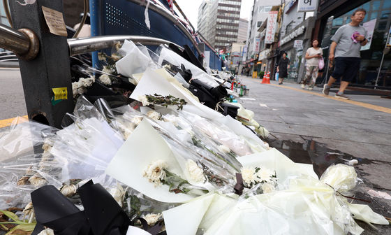 Flowers and notes are left on Monday at the scene of the July 1 accident near Seoul City Hall that took nine lives. Police on Monday announced that they had received an analysis report from the National Forensic Service last Thursday. [NEWS1]