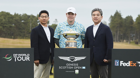 From left, vice president of Genesis' business division Song Min-gyu, 2024 Genesis Scottish Cup winner Robert MacIntyre and Hyundai Motor CEO Chang Jae-hoon pose for the camera on Sunday after the competition. [HYUNDAI MOTOR] 