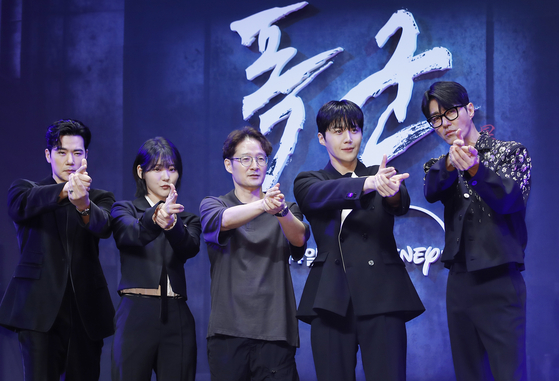 From left, actors Kim Kang-woo, Jo Yoon-su, director Park Hoon-jung, actors Kim Seon-ho and Cha Seung-won pose at a press conference for Disney+'s "The Tyrant" held in Gangnam District, southern Seoul, on Monday. [NEWS1]