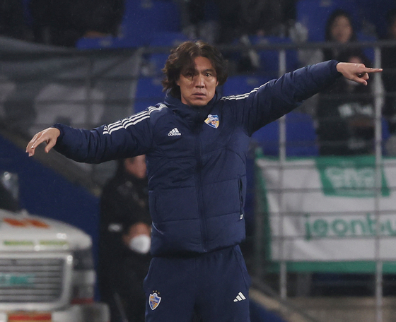 Ulsan HD manager Hong Myung-bo instructs his players in the second-round match against Jeonbuk Hyundai Motors in the 2023-24 AFC Champions League quarterfinals at Munsu Football Stadium in Ulsan on March 12. [YONHAP]
