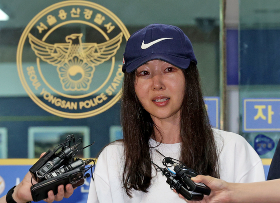 Min Hee-jin, CEO of girl group NewJeans' agency ADOR, answers questions from reporters after finishing the first session of questioning at Yongsan Police Station, central Seoul, at around 10 p.m. on July 9. [NEWS1]