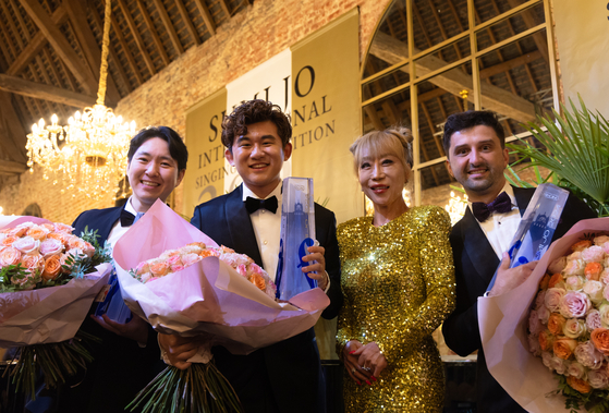Sumi Jo, third from left, poses with the three finalists of the Sumi Jo International Singing Competition on Saturday. From left are Korean tenor Lee Ki-up, Chinese baritone Li Zihao and Romanian tenor George Ionut Virban. [NEWS1]