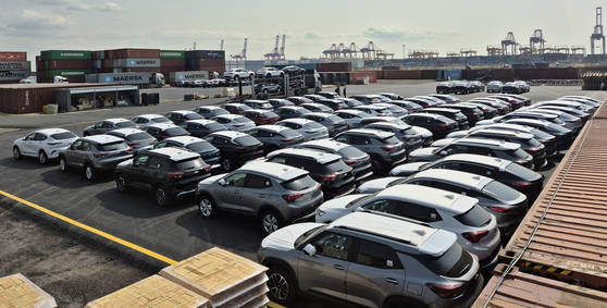 Cars await shipment overseas at a port in the western city of Incheon. [YONHAP]