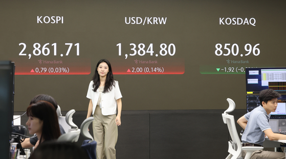 A screen in Hana Bank's trading room in central Seoul shows the Kospi opening on Tuesday. [YONHAP]