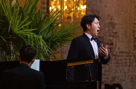 Korean tenor Lee Ki-up sings during the Sumi Jo International Singing Competition on Saturday. He placed third. [NEWS1]
