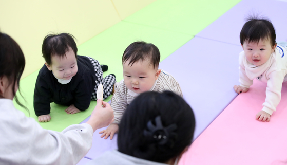 Babies crawl to their parents at the Daegu Baby and Kids Fair held in Buk District, Dageu, on March 7. [NEWS1] 