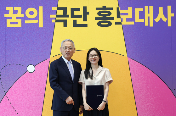 Culture minister Yu In-chon, left, poses with actor Jeon Mi-do at the appointment ceremony for ambassador for the Theater of Dream program in Sowol Art Hall in Seongdong District, eastern Seoul on July 16.[MINISTRY OF CULTURE, SPORTS AND TOURISM]