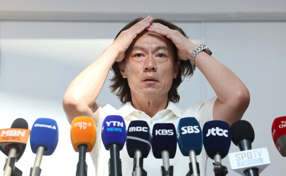 Korean national team manager Hong Myung-bo speaks during a press conference at Incheon International Airport in Incheon on Monday. [YONHAP]