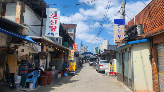 Bosintang Street in Gyeongdong Market, Dongdaemun District, eastern Seoul, is empty at 11:30 a.m. on Monday. [JOONGANG ILBO]