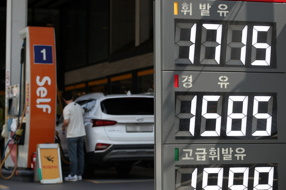 Gasoline prices are shown at a gas station in Seoul on Sunday. [NEWS1]