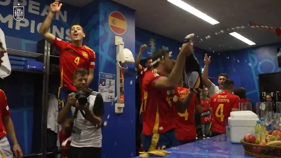 Spain celebrate winning the Euros. [ONE FOOTBALL]